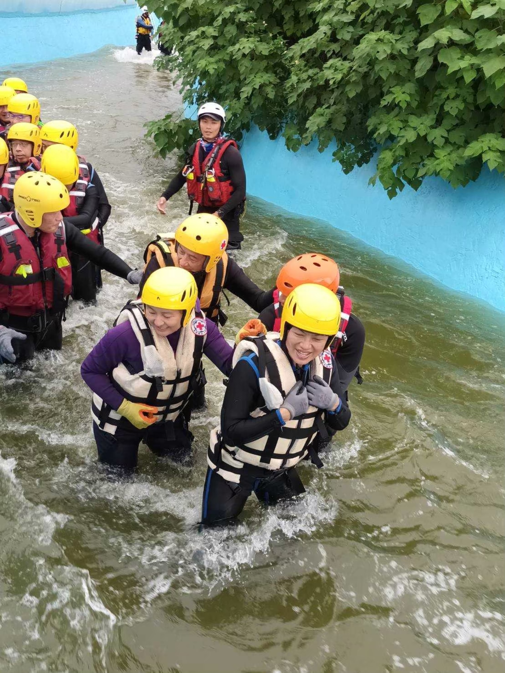 模擬水域環境訓練-指導搭肩過溪安全技能
