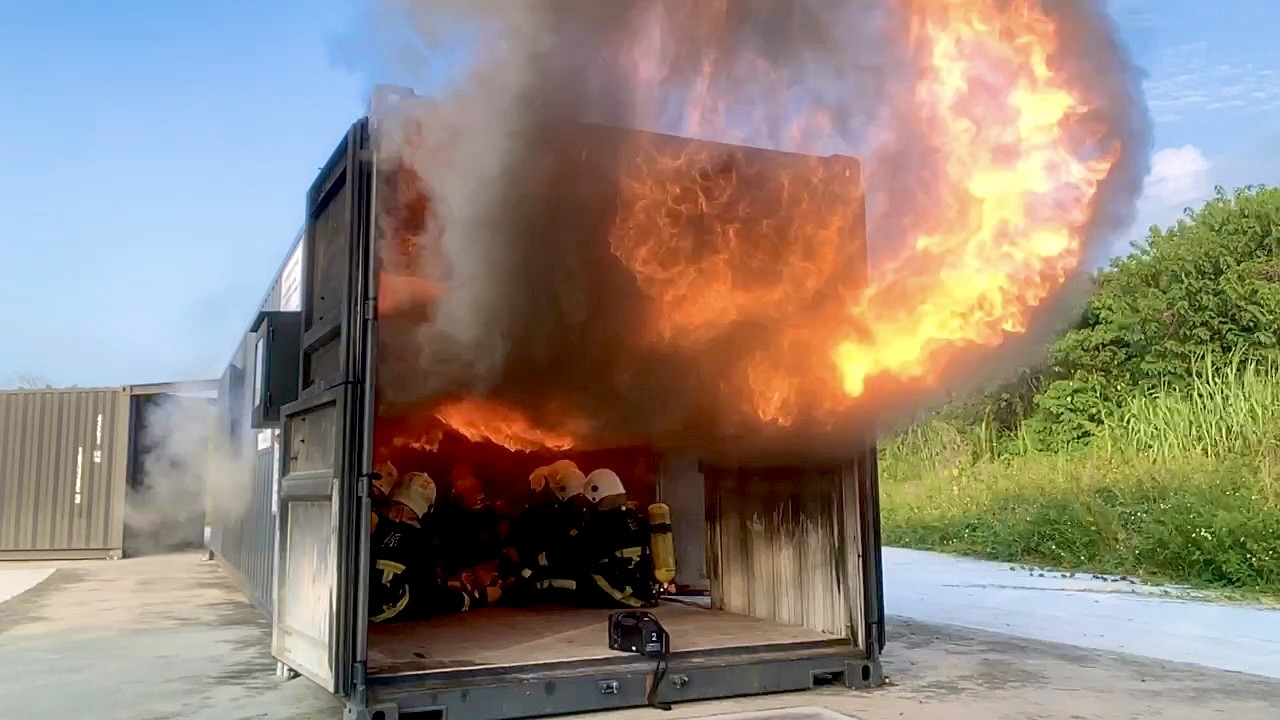 義消學員體驗燃燒櫃模擬閃燃的震撼