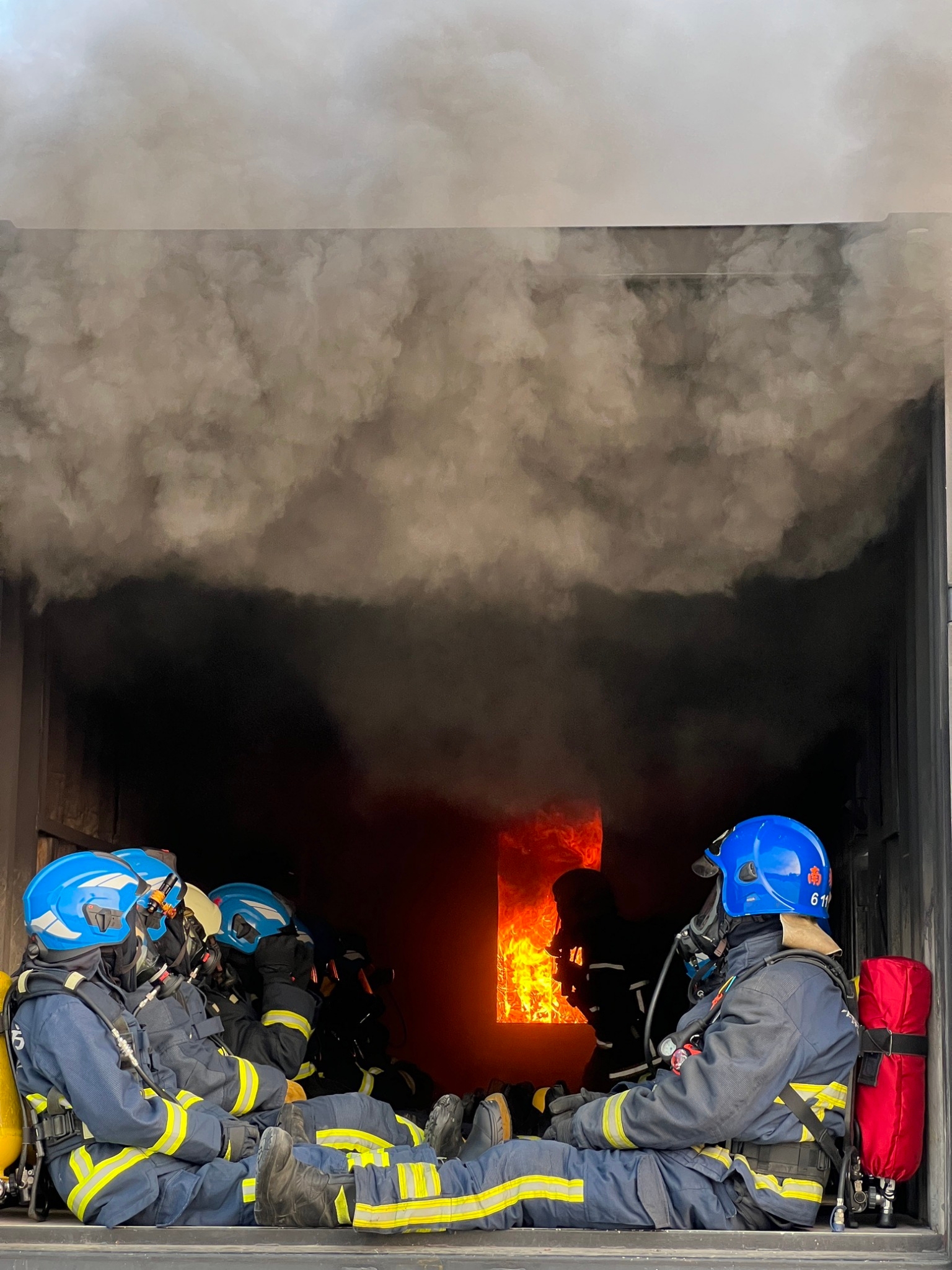 圖4 義消學員體驗燃燒櫃模擬閃燃的震撼-1