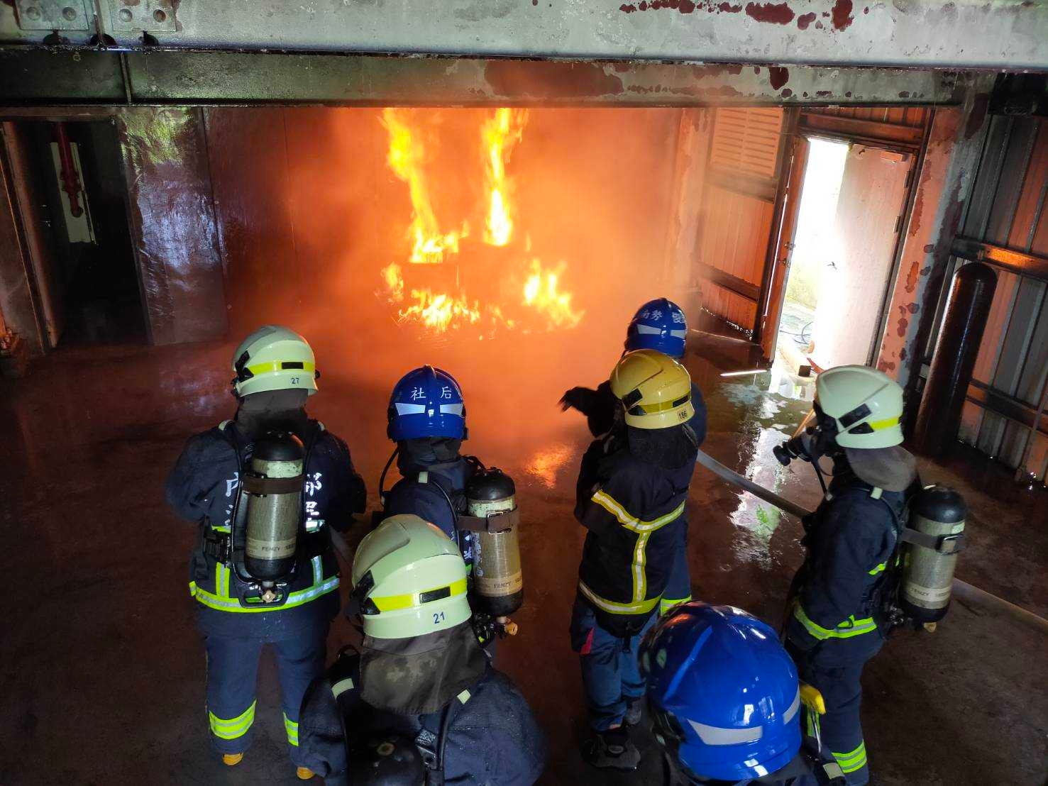 圖2義消學員操作建築物室內射水滅火訓練